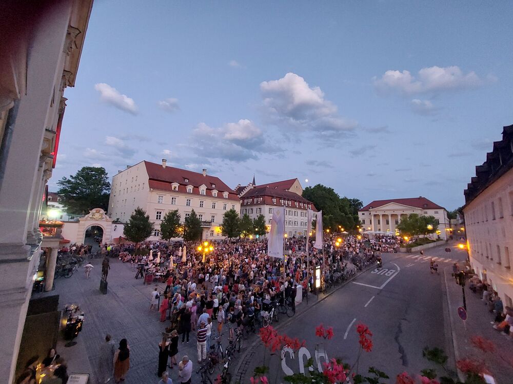 BTT - Theater Regensburg | SILENT DISCO AUF DEM BISMARCKPLATZ