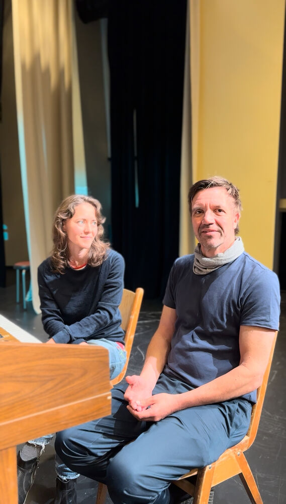 Video "Das Ensemble erhält die Textbücher."