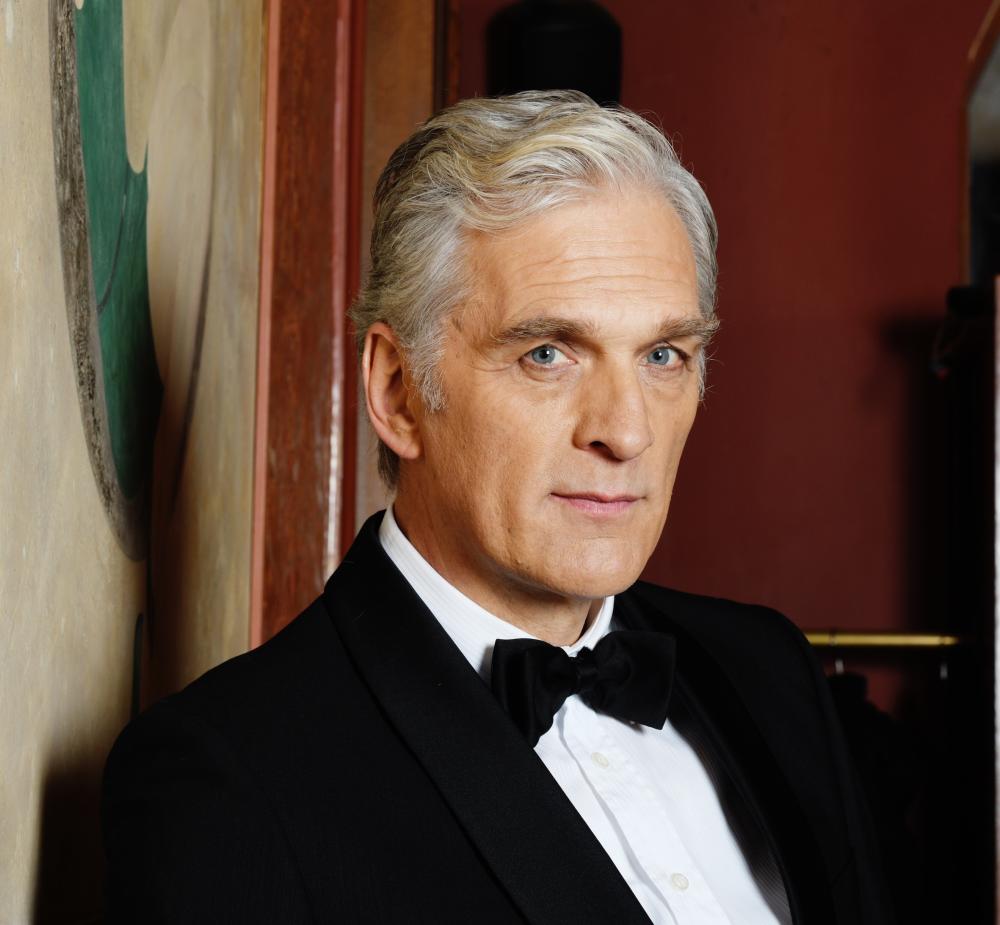 Walter Sittler, als Deutschamerikaner in Chicago geboren, begann seine Karriere 1995 als Schauspieler im TV und einigen Kinofilmen. Die Bühne hat er dabei nie aufgegeben und gastiert seit Jahren mit diversen Theaterproduktionen und Lesungen in vielen Städten Deutschlands. 