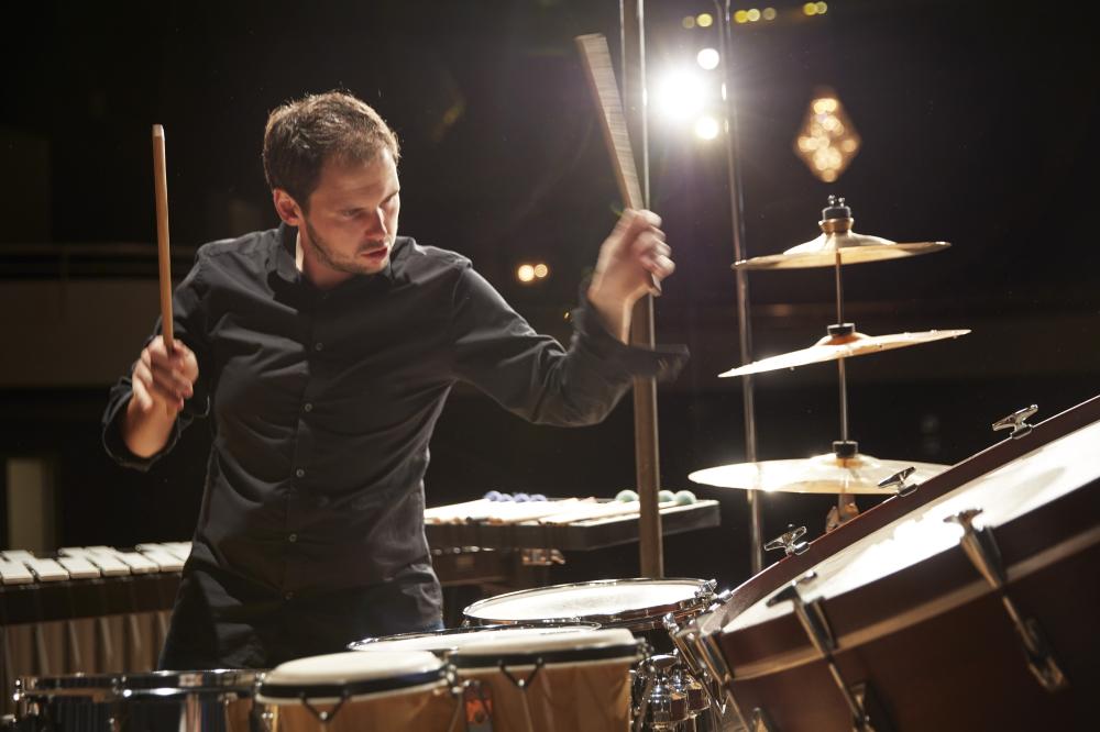 Die Musik von Stefan Weinzierl passt in keine Schublade - genauso wenig wie sein Instrumentarium. Ob mit großem Orchesterschlagwerk oder kleinen Effektinstrumenten: Mit dem einzigartigen Klangspektrum seiner facettenreichen Schlaginstrumente entwickelt der Schlagzeuger und Multi-Perkussionist Hörwelten für energiegeladene Bühnenproduktionen und schlägt dabei gern den Bogen zu Literatur oder Schauspiel. Die Musik von Stefan Weinzierl passt in keine Schublade - genauso wenig wie sein Instrumentarium. Ob mit großem Orchesterschlagwerk oder kleinen Effektinstrumenten: Mit dem einzigartigen Klangspektrum seiner facettenreichen Schlaginstrumente entwickelt der Schlagzeuger und Multi-Perkussionist Hörwelten für energiegeladene Bühnenproduktionen und schlägt dabei gern den Bogen zu Literatur oder Schauspiel. © Martin Lukas Kim