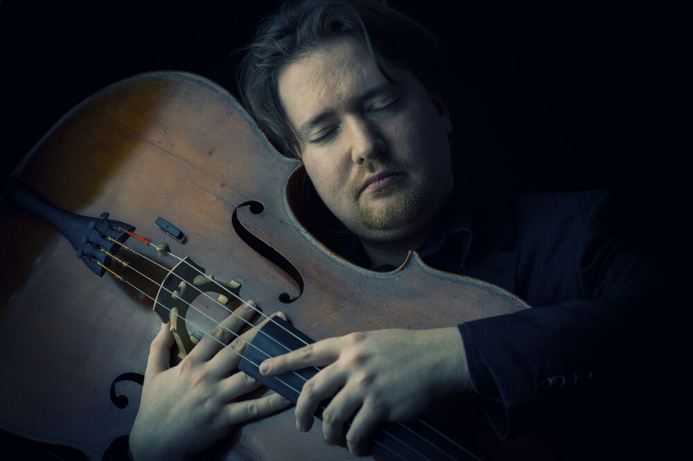 Tomasz Skweres (Cello)