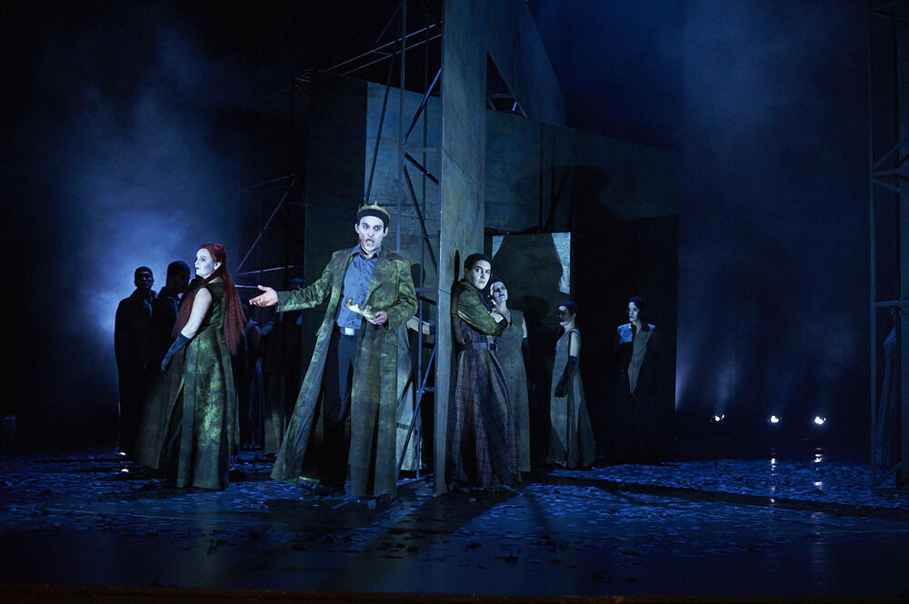 Theodora Varga, Seymur Karimov, Carlos Moreno Pelizari, Opernchor Theodora Varga, Seymur Karimov, Carlos Moreno Pelizari, Opernchor © Tom Neumeier Leather