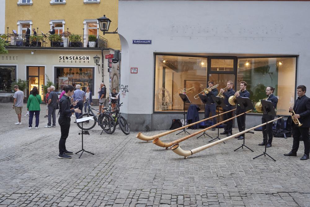 Jacob Bass &amp; Mitglieder des Philharmonischen Orchester am Kohlenmarkt Jacob Bass & Mitglieder des Philharmonischen Orchester am Kohlenmarkt © Tom Neumeier Leather