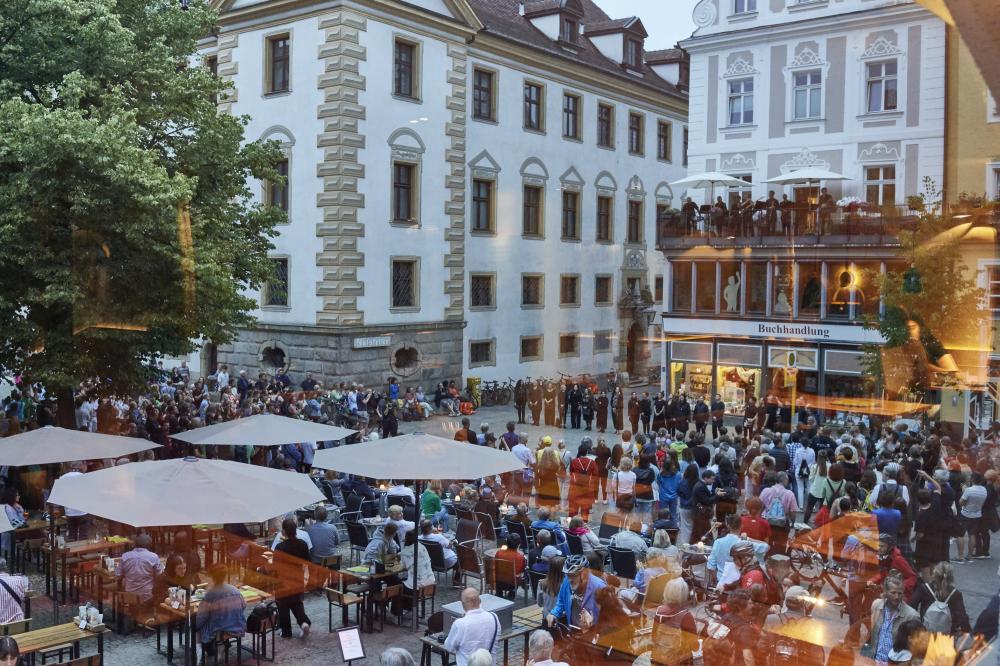 Großes Finale am Kohlenmarkt mit dem Opernchor und Mitgliedern des Philharmonischen Orchester Großes Finale am Kohlenmarkt mit dem Opernchor und Mitgliedern des Philharmonischen Orchester © Tom Neumeier Leather