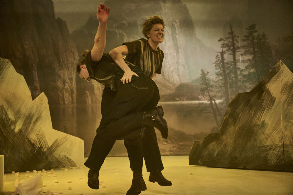 Zwei Schauspielerinnen, die miteinander kämpfen. 