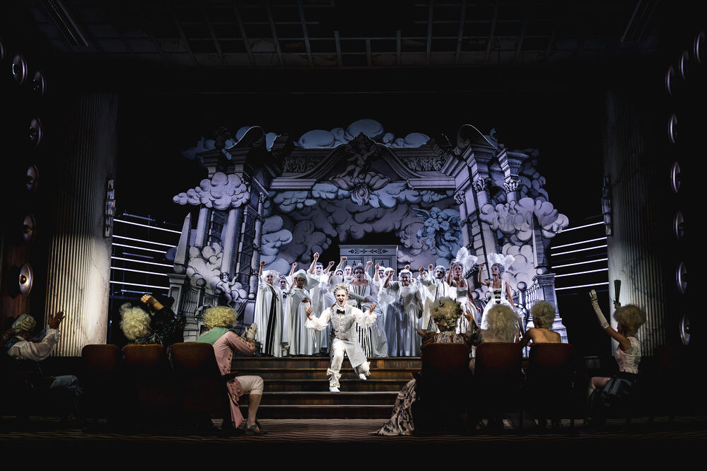 Szene aus John Coriglianos Opernspektakel THE GHOSTS OF VERSAILLES, das derzeit am Bismarckplatz zu erleben ist. 