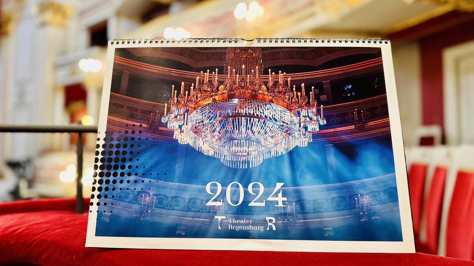 Verschenken Sie mit unserem Theaterkalender 2024 (Format A3) mit 12 ausdrucksstarken Produktionsbildern ein Stück Theater Regensburg für daheim. 